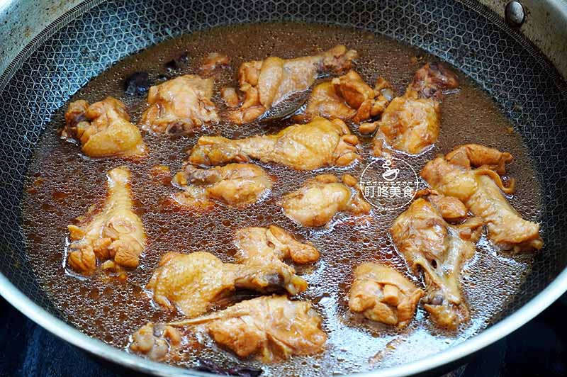 Cho đùi gà vào, nấu 10 phút ở lửa lớn, sau đó hạ lửa nhỏ đun liu riu trong 20 phút.