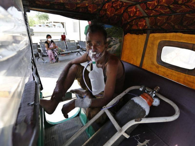 Ấn Độ đang đối mặt tình trạng thiếu khí oxy và máy thở y tế. Ảnh: AP