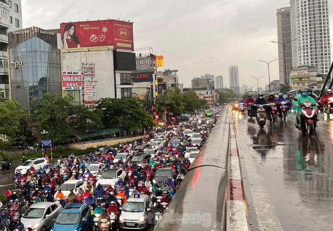 Theo Trung tâm Dự báo Khí tượng Thủy văn Trung ương, ngày và đêm nay (26/4), Hà Nội có mưa vừa, mưa to và dông, trong mưa dông có khả năng xảy ra lốc, sét, mưa đá và gió giật mạnh.