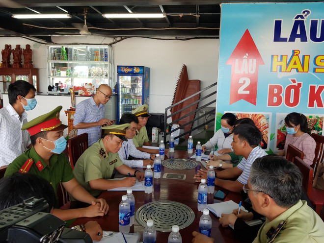 Đoàn kiểm tra của TP Nha Trang làm việc với nhà hàng hải sản