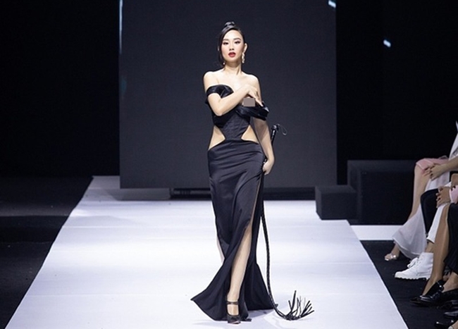 Xuất hiện trên sàn catwalk, hoa hậu Thế giới người Việt tại Pháp 2019&nbsp;Hương Trà lộ một bên ngực gây xôn xao.
