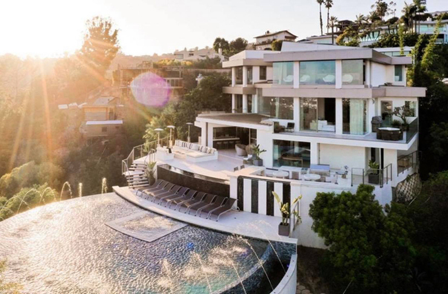 Nathan Lee từng chi 25 triệu USD để sở hữu căn villa sang trọng tại khu Beverly Hills đắt đỏ nhất Hollywood, rộng 12.000m2, được xây dựng trên cao và có hồ bơi cực hoành tráng.
