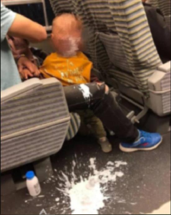Cậu bé vô tình làm đổ sữa chua lênh láng ra sàn tàu điện ngầm.