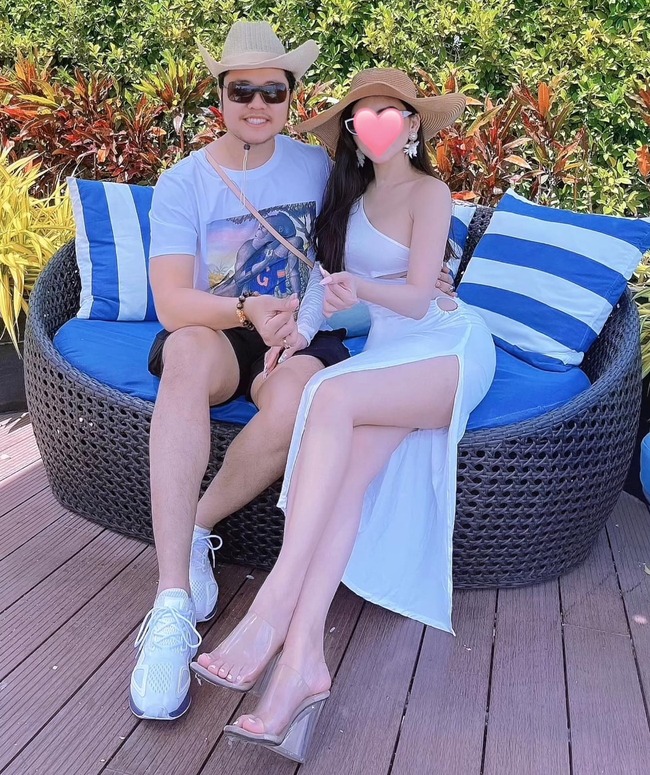 Anh công khai có bạn gái vào cuối năm 2019. Thường xuyên đăng ảnh thân mật cùng bạn gái trên mạng xã hội nhưng Vũ Hoàng Việt luôn dùng biểu tượng trái tim che mặt người thương. 
