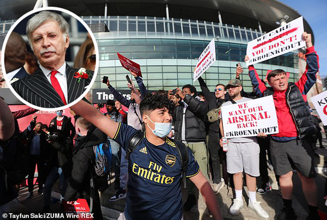 Ông chủ của Arsenal, Stan Kroenke đang bị CĐV Arsenal phản đối kịch liệt