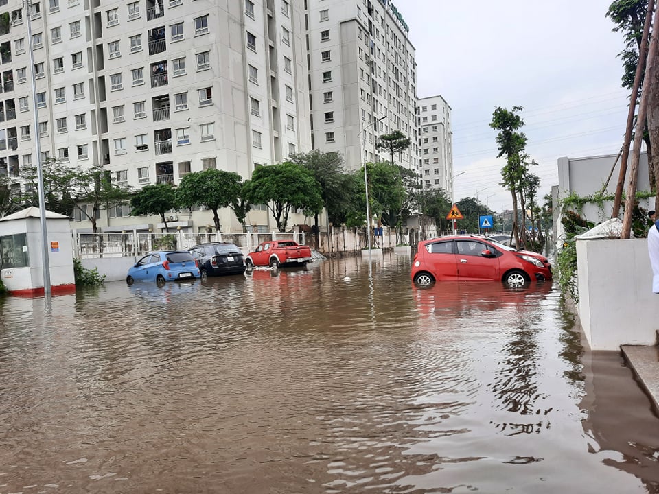 Clip: Hàng loạt ô tô trong khu chung cư chìm trong “biển nước” sau cơn mưa lớn - 1