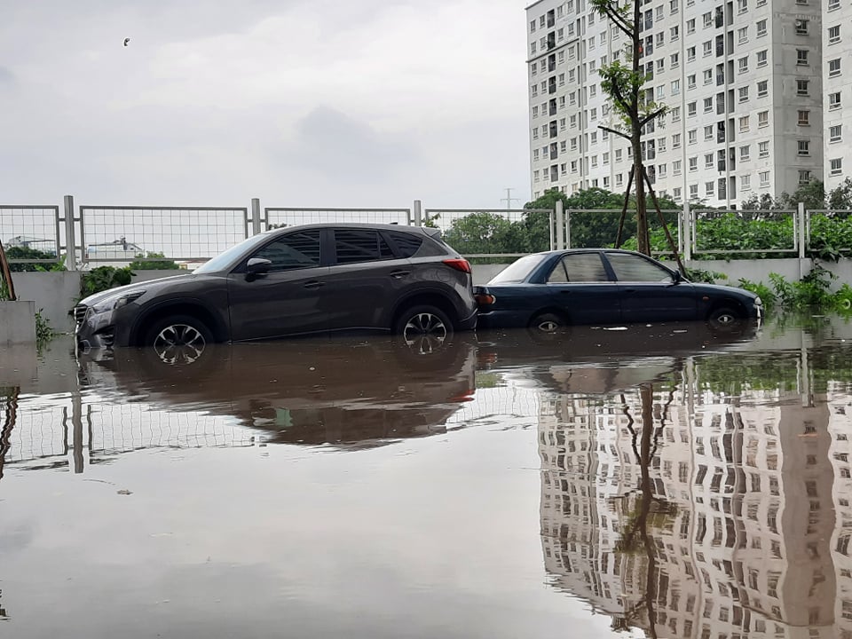 Nhiều ô tô đỗ tại đường bên trong khu chưng cư bị ngập sâu trong nước