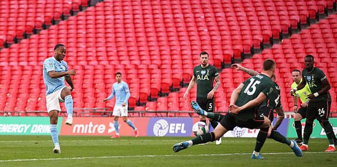 Sterling là cầu thủ có nhiều cơ hội nhất của Man City trong hiệp 1. Phút 14, anh có bóng vô cùng thuận lợi trong vòng cấm, nhưng pha xoay người dứt điểm cận thành sau đó của cầu thủ này không vượt qua được Eric Dier