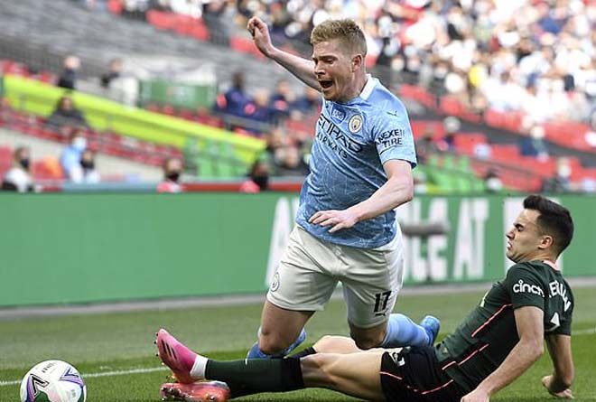 Sự góp mặt từ đầu của Kevin de Bruyne giúp Man xanh thoải mái triển khai thế trận tấn công trực diện và điện xẹt. Ngôi sao người Bỉ luôn được các hậu vệ Spurs chăm sóc kỹ lưỡng