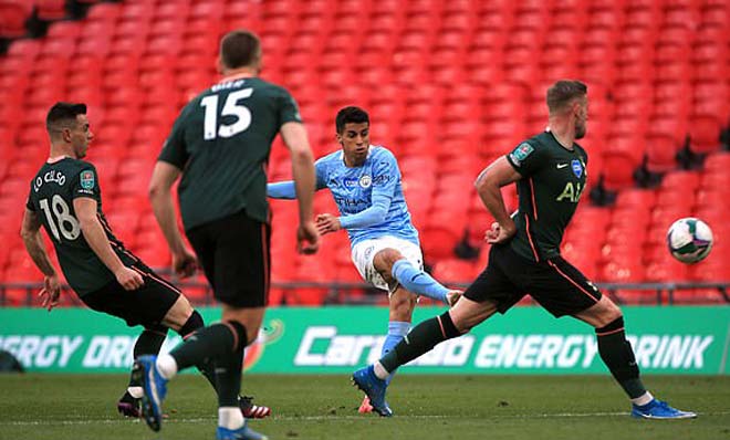 Ngay trước khi hiệp 1 kết thúc, Cancelo có bóng trước vòng cấm Tottenham và tung cú cứa lòng vào góc gần rất điêu luyện, nhưng Lloris có một pha bay người cứu thua đẹp mắt