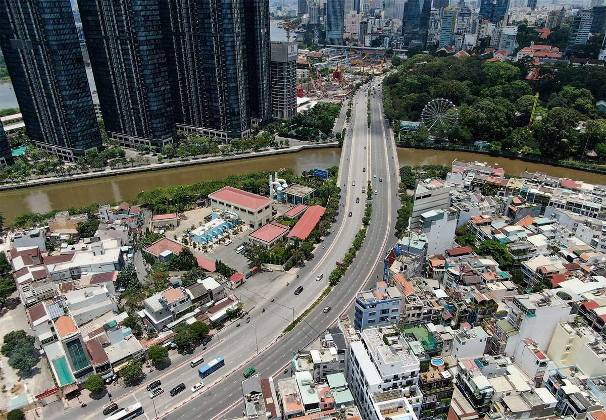 Trước đó, đoạn từ đường Tôn Đức Thắng đến cầu Thủ Thiêm, dài gần 2 km đã hoàn tất nâng cấp, chỉnh trang.