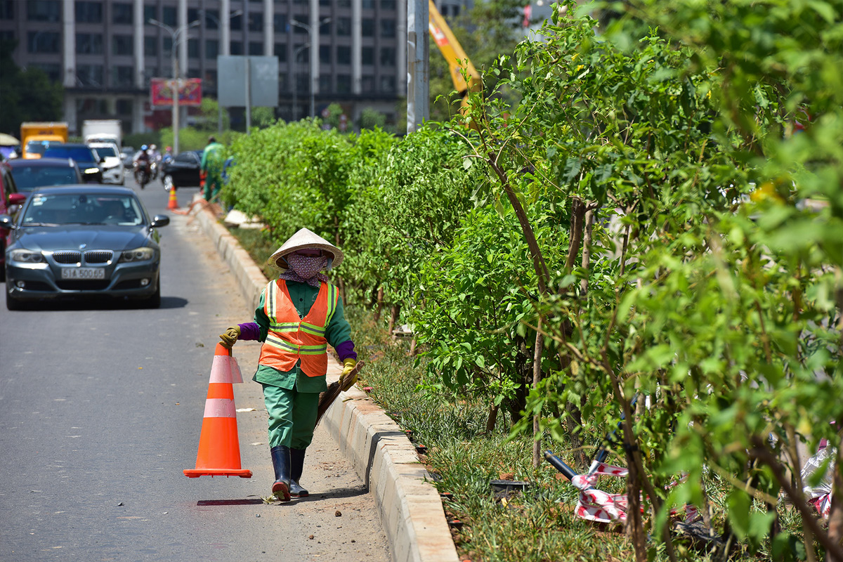 Trong ngày 26/4, hơn 1 km từ giao với cầu Thủ Thiêm đến cầu vượt Nguyễn Hữu Cảnh rào chắn công trình đã được tháo dỡ, một đoạn dải phân cách giữa hai chiều đã được trồng cây xanh.