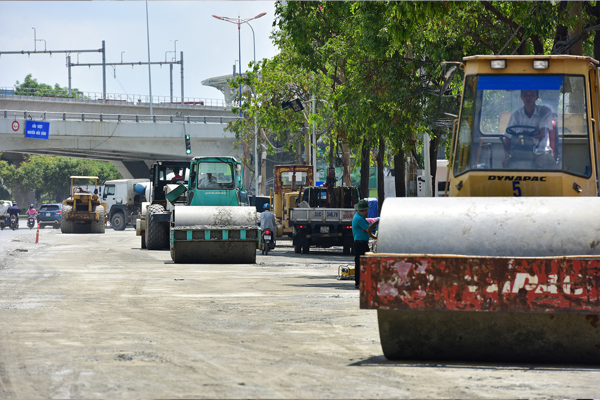 Khu vực nửa đường còn lại đoạn giáp với đường Điện Biên Phủ đang được thi công nhộn nhịp với nhiều máy móc lu nền để chuẩn bị trải nhựa. Đây cũng là một trong những đoạn bị lún nặng nhất, nước ngập sâu mỗi khi mưa lớn kéo dài.