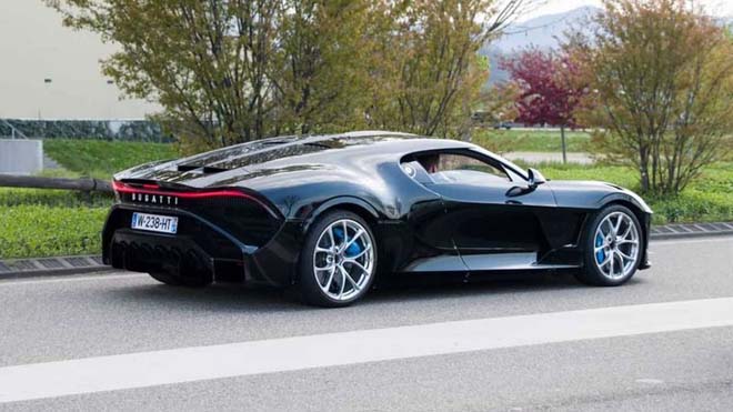 La Voiture Noire được bắt gặp gần nhà máy của Bugatti ở Molsheim, Pháp