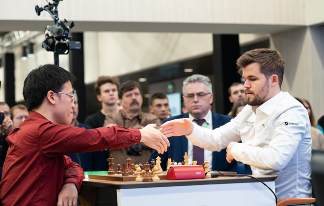 Quang Liêm (trái) thua Carlsen (phải) ở ván 2 giải New in Chess Classic diễn ra hôm 25/4