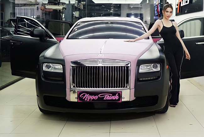 Chính vì vậy mới đây khi cô nàng khoe siêu xe Rolls Royce mới cứng giữa &#34;bão&#34; lùm xùm với nam ca sĩ Nathan Lee, nhiều người không bất ngờ trước độ giàu có của nữ hoàng nội y.
