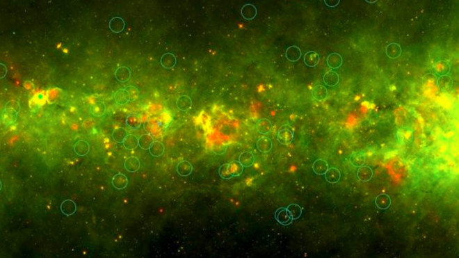 Bức ảnh cho thấy nhiều "quả cầu vàng" ma quái xuất hiện khắp dải Ngân Hà - Ảnh: CHARLES KERTON/IOWA STATE UNIVERSITY, SPITZER/NASA