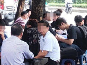 Tin tức trong ngày - Dịch COVID-19 có nguy cơ bùng phát, người Hà Nội vẫn vô tư &quot;quên&quot; đeo khẩu trang