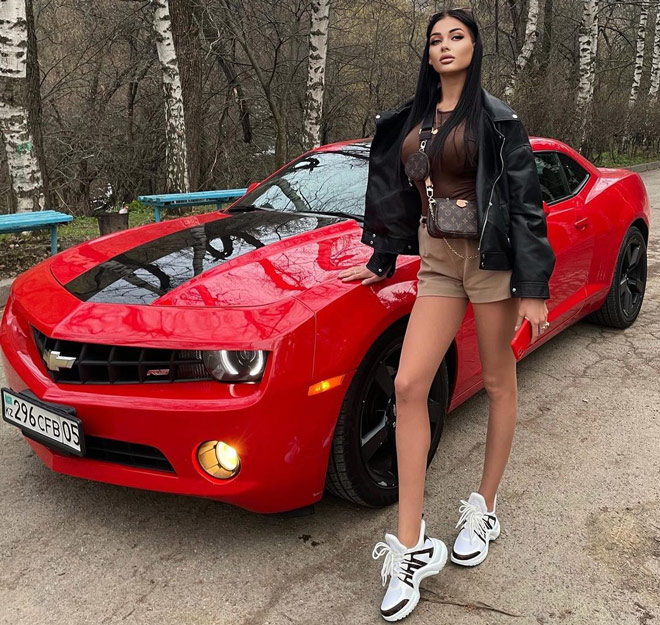 Tatyana Demyanova khoe dáng bên xe mới