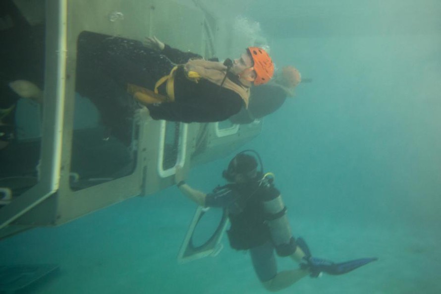 Huấn luyện viên hướng dẫn cách thoát khỏi một chiếc tàu chìm dưới nước. Thoát khỏi tàu ngầm khó khăn hơn rất nhiều