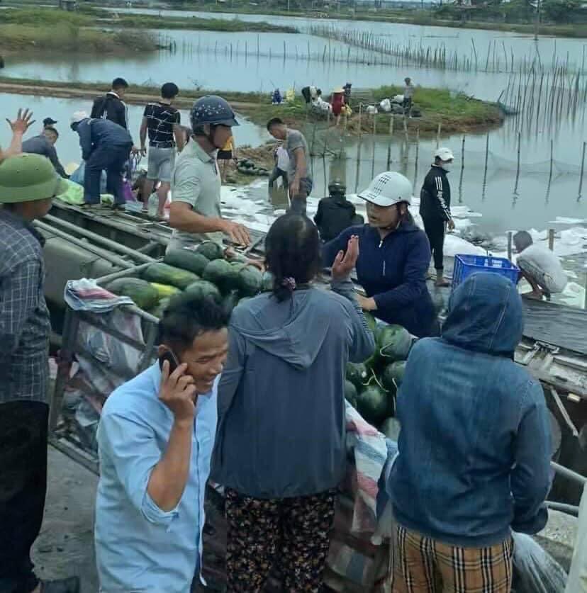 Xe chở hàng chục tấn dưa hấu bị lật xuống hồ nước và hành động ấm lòng của người dân Quảng Bình - 3