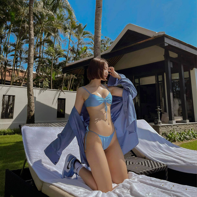 Trên Facebook và Instagram, Kiều Ly chia sẻ loạt ảnh diện bikini xinh đẹp và gợi cảm. 
