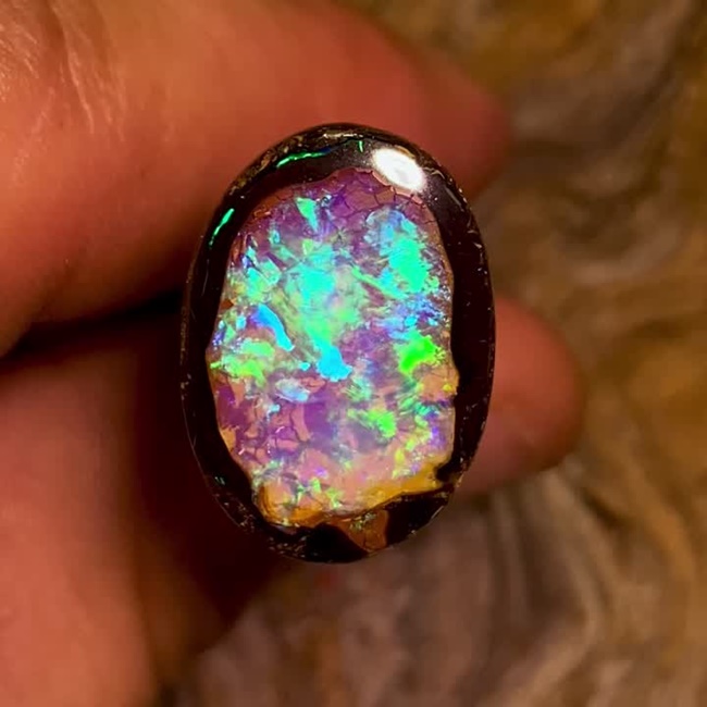 Đá Opal là sự tổng hợp pha trộn của nhiều loại đá khác nhau mà thành, trong đá Opal có nhiều màu sắc khác nhau bao gồm: màu đỏ của đá hồng ngọc, màu xanh của đá Sapphire, màu vàng của đá thạch anh... 
