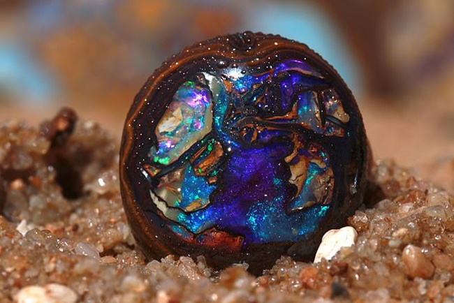 Isaac và Sofia Andreou cùng chồng cô và một người bạn dành nhiều thập kỷ tìm kiếm opal, nhưng chưa bao giờ tìm thấy khối đá quý như thế này. Quá trình tìm được khối opal nhờ sự trợ giúp của một thợ mỏ địa phương.
