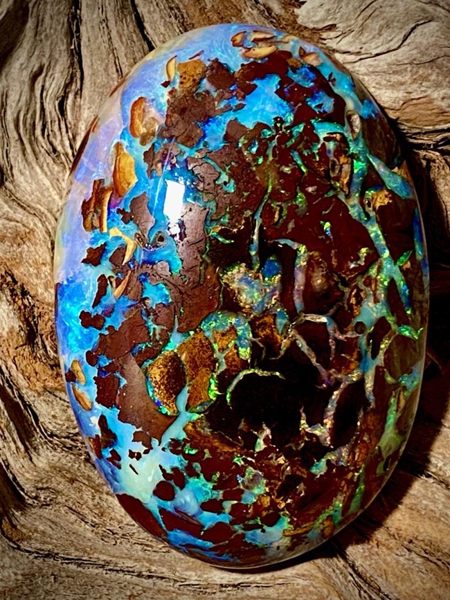 Trước khi tìm thấy khối đá quý này, Isaac tìm kiếm opal ở khu vực nam Queensland, Australia, trong khi Sofia điều hành cửa hàng bán opal.
