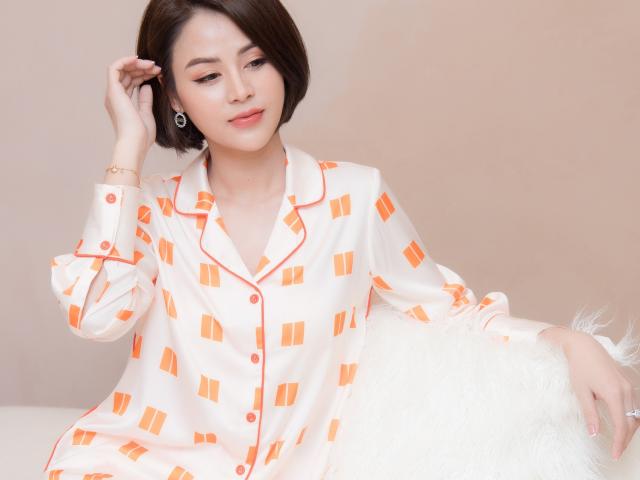 Hoa hậu Dương Thùy Linh, "Minh" (Hướng dương ngược nắng) mặc pijama đi sự kiện