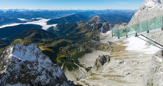 Xứ sở thần tiên trên không này nằm ở độ cao 2.700m trên dãy Alps và bao gồm đài quan sát có đáy bằng kính, cầu treo và 'Bậc thang dẫn đến hư vô' mang đến một tầm nhìn ngoạn mục ra sông băng Dachstein.
