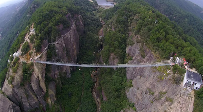 Cao hơn 180m so với đáy thung lũng, công trình kiến ​​trúc dài 300m này ban đầu được xây dựng bằng gỗ nhưng đến nay nó được xây dựng bằng thép và các tấm kính dày 24mm và có thể chịu tải trọng của 800 du khách cùng một lúc.&nbsp;