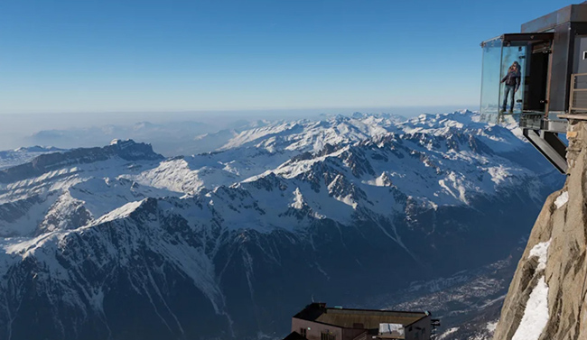 Cầu Aiguille du Midi Skywalk &nbsp;nhìn xuống sông băng Bossons và các bức ảnh "tự sướng" sẽ khiến bạn trông như đang bay lơ lửng trên không trung.