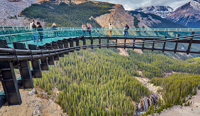 Glacier Skywalk ở vườn quốc gia Jasper của Canada là kiểu cầu kính nhô ra mép vực. Cầu được khai trương vào tháng 4/2014.