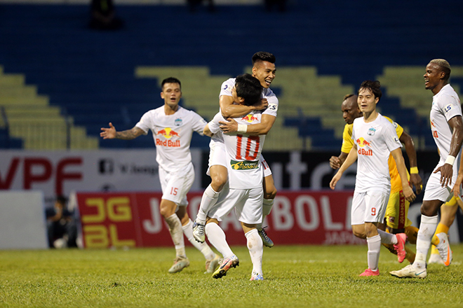 Chiều tối ngày 28/4, HAGL nhẹ nhàng hạ đẹp Thanh Hoá 2-1 ngay trên sân khách để tiếp tục độc chiếm ngôi đầu bảng xếp hạng V-League 2021. Các bàn thắng của HAGL được ghi do công của Minh Vương và Công Phượng.