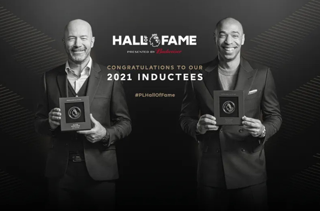 Alan Shearer (trái) và Thierry Henry hớn hở là 2 người đầu tiên có tên trong "Đại sảnh danh vọng" của giải Ngoại hạng Anh