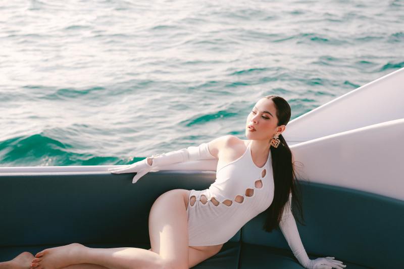 Hoa hậu Phương Lê khoe body nỏng bỏng với đồ bơi đặt thiết kế riêng.
