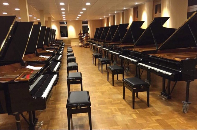 Chị Hường cho biết, mình là người phụ nữ đầu tiên tại Việt Nam biết sửa đàn Piano.