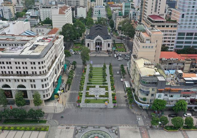 Tháng 7/2014, công nhân tiến hành tháo dỡ Công viên Lam Sơn (quận 1, TP.HCM), đốn hàng chục cây cổ thụ trước Nhà hát thành phố, giải phóng mặt bằng để dựng rào chắn thi công nhà ga ngầm Nhà hát thành phố của tuyến metro Bến Thành - Suối Tiên. Đến tháng 4/2020, đơn vị thi công nhà ga tái lập mặt bằng, tháo dỡ rào chắn, trả lại không gian thông thoáng. Bốn tháng sau, công viên Lam Sơn mới được khánh thành, tăng giá trị cảnh quan cho khu vực.