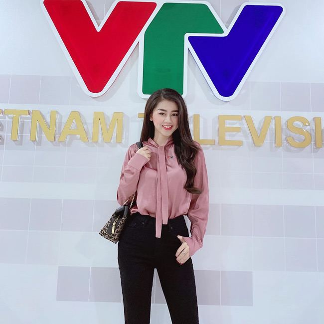 Cô nàng hiện dẫn các bản tin thể thao của Đài truyền hình VTV.&nbsp;
