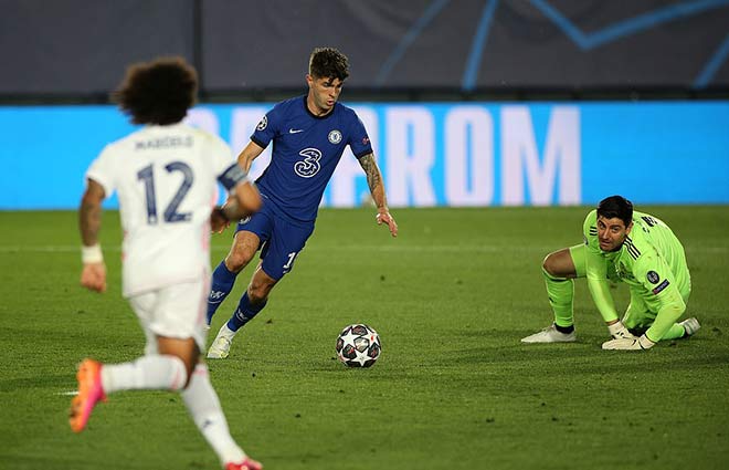 Pulisic mở tỷ số cho Chelsea ở phút 14, lách xuống đón đường chuyền của Rudiger và vòng qua thủ môn Courtois trước khi sút vào lưới