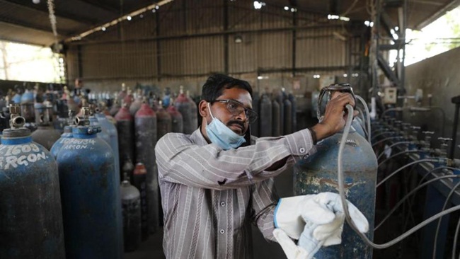 Giữa lúc nhu cầu bình oxy tăng cao, nhà máy sản xuất oxy của Công ty Inox ở bang Uttar Pradesh trở thành mục tiêu bảo vệ hàng đầu của cảnh sát.
