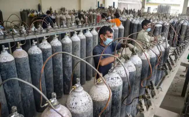 Những người sản xuất bận rộn vì số lượng người cần bình oxy tăng cao. Anh Afzal Shaikh ở Jogeshwari, ngoại ô Mumbai, cả tuần rồi không có ngày nào ngủ hơn 2 tiếng, gần như thức trắng để sản xuất bình oxy.

