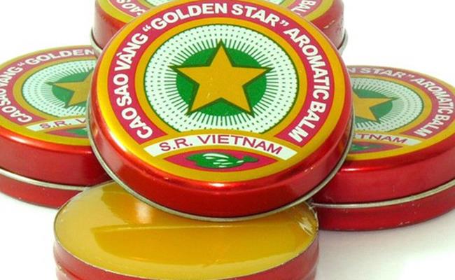 Vào những năm 60-70 của thế kỉ trước, trên đầu giường hay tủ thuốc mỗi nhà không thể thiếu hộp cao Sao Vàng.&nbsp;
