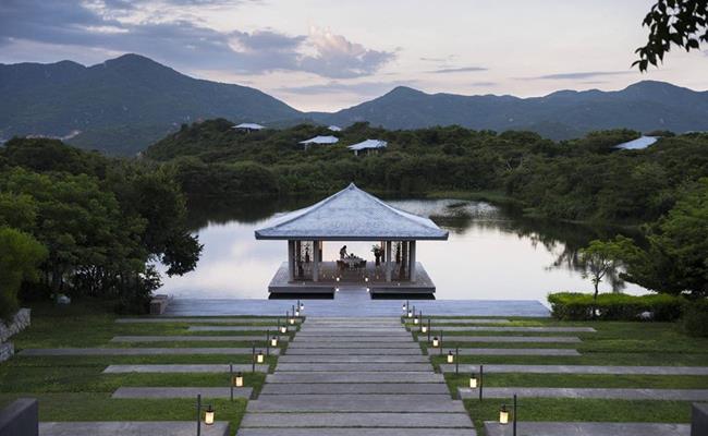 Điểm nhấn của Amanoi Resort nằm ở một không gian xanh tuyệt vời bên cạnh không gian biển nước mênh mông. 
