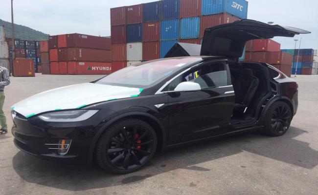 Hồi cuối tháng 6/2017, chiếc xe điện đình đám Tesla Model X P100D đã chính thức cập cảng Đà Nẵng. Kính chắn gió trước dạng Panorama liền mảnh kéo từ phần trước tới tận phần trần xe. Cửa sau của xe mở theo kiểu cánh chim, có khả năng tự thích ứng với độ cao trần gara hay tự tránh vật cản.
