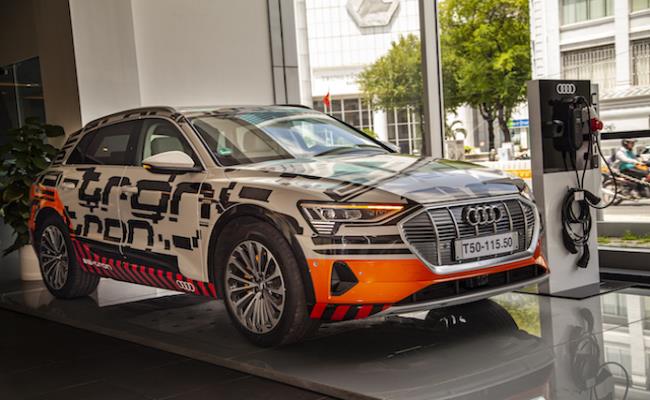 Vào khoảng tháng 6/2019, Audi Việt Nam đưa về mẫu Audi e-tron chạy điện đầu tiên và đặt tại Showroom ở TP.HCM.
