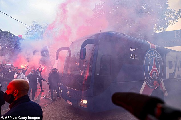 Dù được các cổ động viên cổ vũ nhiệt tình,&nbsp;PSG vẫn thua ngược Man City 1-2 ngay trên sân nhà và gặp khó khăn trước trận lượt về tại Etihad vào tuần sau