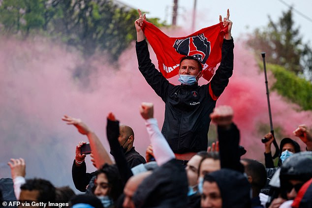 Trước giờ bóng lăn của trận PSG - Man City, hàng trăm CĐV chủ nhà đã tụ tập bên ngoài khách sạn Rueil-Malmaison để cổ vũ cho thầy trò HLV Mauricio Pochettino