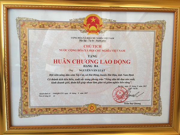 Năm 2017, ông được nhà nước trao tặng huân chương lao động hạng 3.